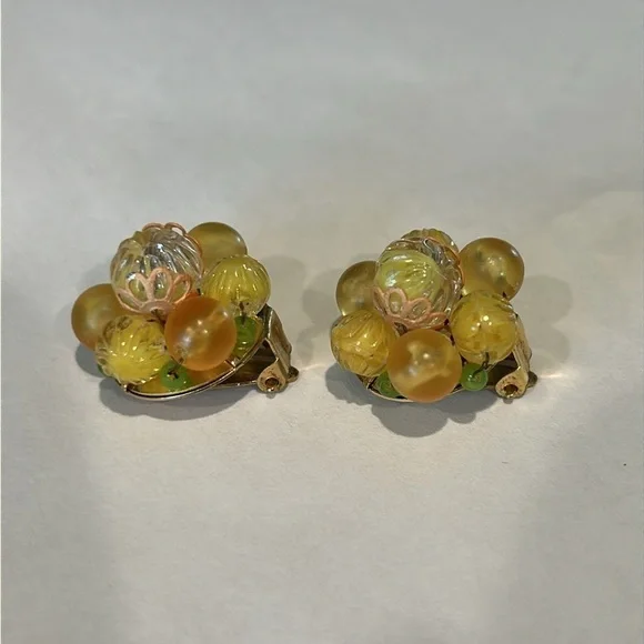 Vintage 1950s yellow round bead double strand necklace and matching earrings - Picture 4 of 9